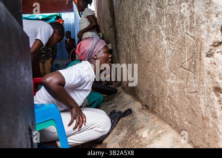Religiöse Messe mit Pastor in Katanga Slum, Kampala, Uganda, Afrika Stockfoto