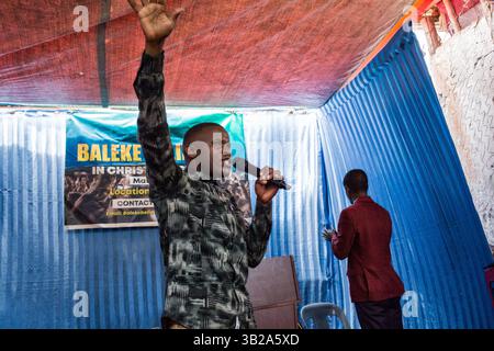 Religiöse Messe mit Pastor in Katanga Slum, Kampala, Uganda, Afrika Stockfoto