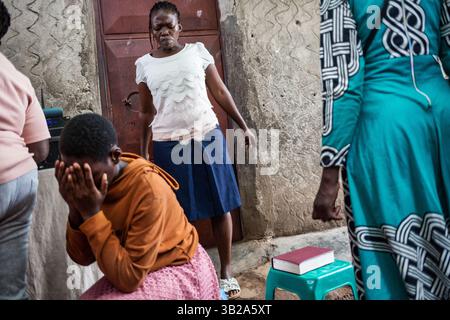 Religiöse Messe mit Pastor in Katanga Slum, Kampala, Uganda, Afrika Stockfoto