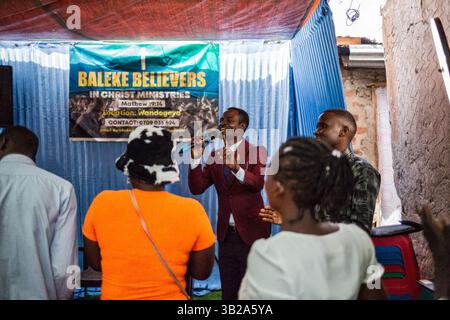 Religiöse Messe mit Pastor in Katanga Slum, Kampala, Uganda, Afrika Stockfoto