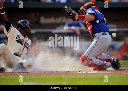 5. September 2009: Felix Pie #18 für die Baltimore Orioles ist sicher auf der Heimplatte, als Ivan ''Pudge'' Rodriguez #7 für die Texas Rangers den Ball während eines Spiels im Oriole Park in Camden Yards in Baltimore, Maryland, fallen lässt. Die Orioles gewannen 5-4 (Bild: © Joy Absalon/Cal Sport Media/ZUMA Press/ZUMA Press) Stockfoto