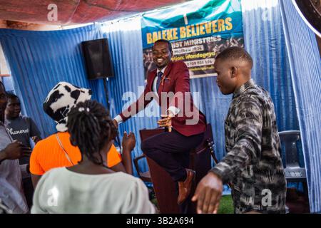 Religiöse Messe mit Pastor in Katanga Slum, Kampala, Uganda, Afrika Stockfoto