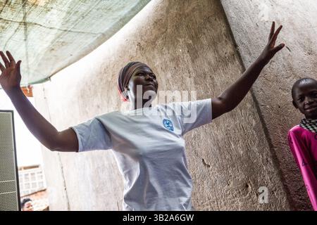 Religiöse Messe mit Pastor in Katanga Slum, Kampala, Uganda, Afrika Stockfoto