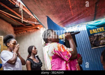 Religiöse Messe mit Pastor in Katanga Slum, Kampala, Uganda, Afrika Stockfoto