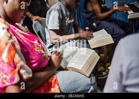 Religiöse Messe mit Pastor in Katanga Slum, Kampala, Uganda, Afrika Stockfoto