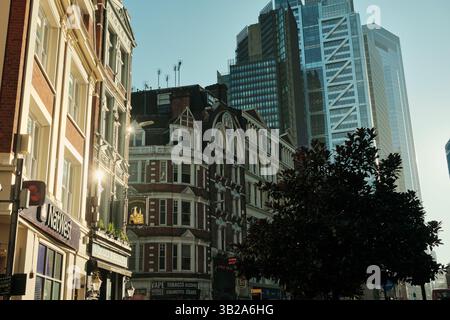 Blick nach Süden entlang der Shoreditch High Street, wenn sie in Bishopsgate und die City of London mit hohen Glashochhäusern verwandelt wird. Stockfoto