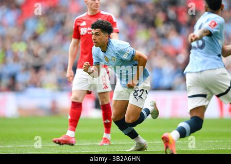 Wembley Stadium, London am Sonntag, den 27. April 2025. London, Großbritannien. April 2025. Rico Lewis aus Manchester City feiert, nachdem er im Halbfinalspiel des Emirates FA Cup zwischen Manchester City und Nottingham Forest am Sonntag, den 27. April 2025, im Wembley Stadium in London ein Tor für 0-1 erzielt hat. (Foto: Jon Hobley | MI News) Credit: MI News & Sport /Alamy Live News Stockfoto
