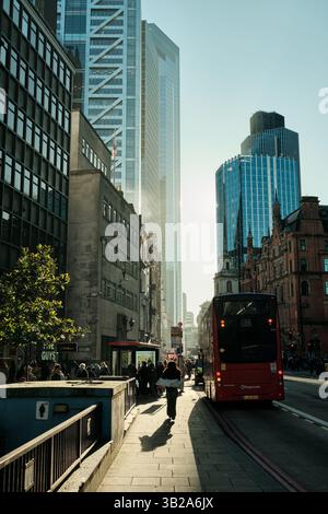 Blick nach Süden entlang der Shoreditch High Street, wenn sie sich in Bishopsgate und die City of London mit hohen Glashochhäusern verwandelt, und ein Transport for London Bus Stockfoto