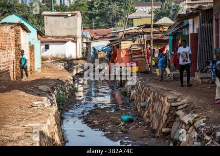Religiöse Messe mit Pastor in Katanga Slum, Kampala, Uganda, Afrika Stockfoto