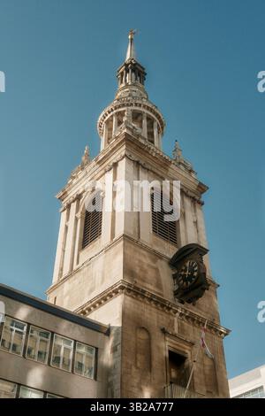Der Turm der St. Mary-le-Bow Kirche in Cheapside, London die Bow Bells Kirche ist ein wichtiges Wahrzeichen für Cockneys. Architekt Sir Christopher Wren. Stockfoto