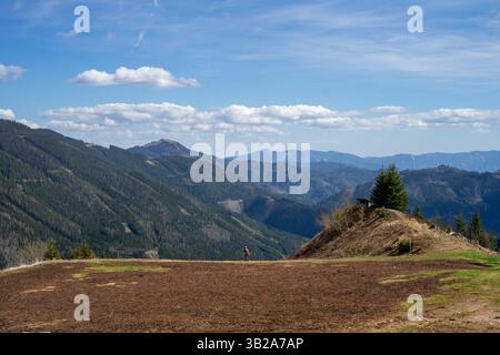 Blick auf die Gipfel der Alpen vor dem blauen Himmel im Frühling. Stockfoto
