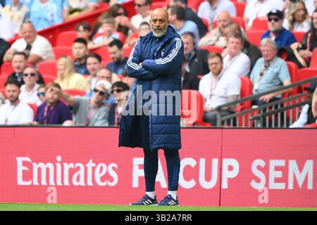 Wembley Stadium, London am Sonntag, den 27. April 2025. London, Großbritannien. April 2025. Nuno Espirito Santo, Cheftrainer von Nottingham Forest, sieht sich beim Halbfinalspiel des Emirates FA Cup zwischen Manchester City und Nottingham Forest im Wembley Stadium, London, am Sonntag, den 27. April 2025 an. (Foto: Jon Hobley | MI News) Credit: MI News & Sport /Alamy Live News Stockfoto