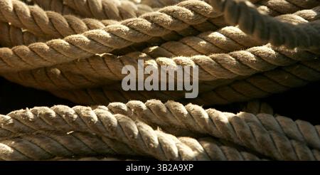 15. November 2009 SAN DIEGO, CA – Rope auf der HMS Surprise, einer Nachbildung des Kriegsschiffs Rose aus dem 18. Jahrhundert. Surprise wurde 2003 im Film Ã’Master and Commander: The Far Side of the WorldÃ“ gezeigt und wird am Samstag und Sonntag, den 21. Und 22. November, zu Ehren des Geburtstags des Großschiffs Star of India, das im November 1863 startete, segeln. Howard Lipin/San Diego Union-Tribune) Pflichtfeld Foto: HOWARD LIPIN/ San Diego Union-Tribune/ZUMA (Foto: © The San Diego Union-Tribune/ZUMApress.com) Stockfoto