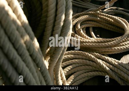 15. November 2009 SAN DIEGO, CA – Rope auf der HMS Surprise, einer Nachbildung des Kriegsschiffs Rose aus dem 18. Jahrhundert. Surprise wurde 2003 im Film Ã’Master and Commander: The Far Side of the WorldÃ“ gezeigt und wird am Samstag und Sonntag, den 21. Und 22. November, zu Ehren des Geburtstags des Großschiffs Star of India, das im November 1863 startete, segeln. Howard Lipin/San Diego Union-Tribune) Pflichtfeld Foto: HOWARD LIPIN/ San Diego Union-Tribune/ZUMA (Foto: © The San Diego Union-Tribune/ZUMApress.com) Stockfoto