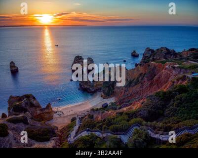 Blick aus der Vogelperspektive auf den Strand von Camilo in Lagos, Algarve. Portugal. Stockfoto