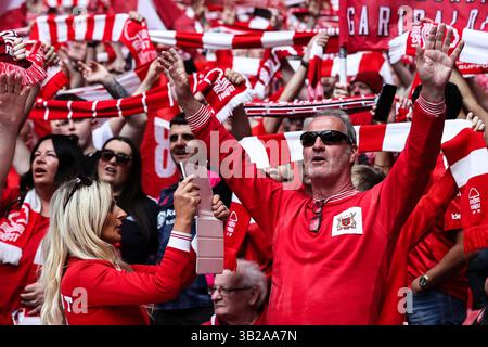 London, Großbritannien. April 2025. Nottingham Forest Fans vor dem Halbfinalspiel des Emirates FA Cup Nottingham Forest gegen Manchester City im Wembley Stadium, London, Großbritannien, 26. April 2025 (Foto: Alfie Cosgrove/News Images) in London, Großbritannien am 27. April 2025. (Foto: Alfie Cosgrove/News Images/SIPA USA) Credit: SIPA USA/Alamy Live News Stockfoto