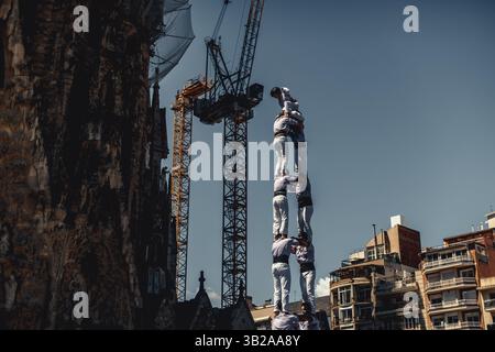 Barcelona, Spanien. April 2025. Die Minyons de Terrassa bauen menschliche Säulen vor Barcelonas Sagrada Familia. Quelle: Matthias Oesterle/Alamy Live News Stockfoto