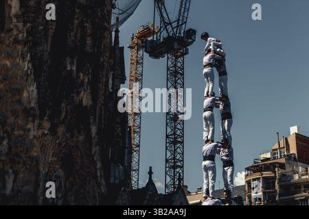 Barcelona, Spanien. April 2025. Die Minyons de Terrassa bauen menschliche Säulen vor Barcelonas Sagrada Familia. Quelle: Matthias Oesterle/Alamy Live News Stockfoto
