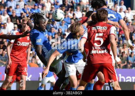 Genks Tolu Toluwalase Arokodare wurde während eines Fußballspiels zwischen dem KRC Genk und dem Royal Antwerp FC am Sonntag, den 27. April 2025 in Genk, am 6. Tag (von 10) der Play-offs der Champions der ersten Liga der „Jupiler Pro League“ 2024-2025 in der belgischen Meisterschaft gezeigt. BELGA FOTO JILL DELSAUX Stockfoto