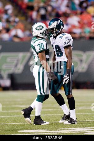 3. September 2009: Jets’ Cornerback Drew Coleman (30) und Eagles’ Wide Receiver Jeremy Maclin (18) tauschen sich während eines Vorsaisonspiels zwischen den New York Jets und Philadelphia Eagles im Giants Stadium in East Rutherford (New Jersey) aus. Jets Beat the Eagles 38-27. (Bild: © Duncan Williams/Cal Sport Media/ZUMA Press) Stockfoto
