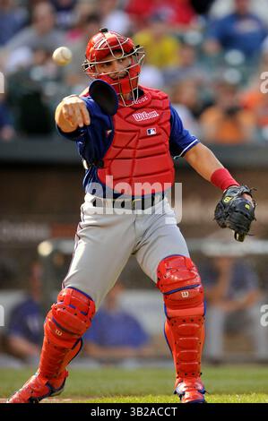5. September 2009: Ivan ''Pudge''' Rodriguez #7 für die Texas Rangers wirft während eines Spiels gegen die Heimatstadt Baltimore Orioles im Oriole Park in Camden Yards in Baltimore, Maryland, auf die erste Basis. Die Orioles Beat the Rangers 5 - 4 (Bild: © Joy Absalon/Cal Sport Media/ZUMA Press/ZUMA Press) Stockfoto