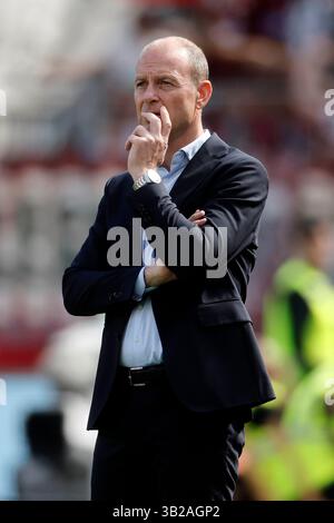 Leverkusen, Deutschland 1. Fussball-Bundesliga, 31. Spieltag, Spieltag 31 Bayer 04 Leverkusen : FC Augsburg 2-0 26.04. 2025 in der Bay-Arena in Leverkusen Trainer Jess THORUP (FCA) Foto: Norbert Schmidt, Düsseldorf Stockfoto