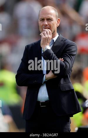 Leverkusen, Deutschland 1. Fussball-Bundesliga, 31. Spieltag, Spieltag 31 Bayer 04 Leverkusen : FC Augsburg 2-0 26.04. 2025 in der Bay-Arena in Leverkusen Trainer Jess THORUP (FCA) Foto: Norbert Schmidt, Düsseldorf Stockfoto