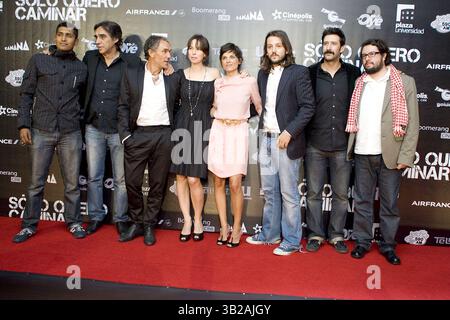 17. August 2009 - Mexiko-Stadt, Mexiko - CHENOK HUERTA (L), ARIADNA GIL, (4. L) ELENA ANAYA, (4. Von R)DIEGO LUNA (3. Von R) und JOSE MARIA YAZPIK (2. Von R) nehmen an einer Pressekonferenz Teil, um den Film „Just Walking“ im W Hotel am 17. August 2009 in Mexico City, Mexiko, Mexiko, zu präsentieren. (Kreditbild: © Carlos Tischler/ZUMA Press) Stockfoto