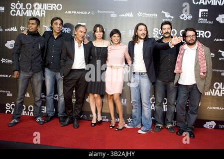 17. August 2009 - Mexiko-Stadt, Mexiko - CHENOK HUERTA (L), ARIADNA GIL, (4. L) ELENA ANAYA, (4. Von R)DIEGO LUNA (3. Von R) und JOSE MARIA YAZPIK (2. Von R) nehmen an einer Pressekonferenz Teil, um den Film „Just Walking“ im W Hotel am 17. August 2009 in Mexico City, Mexiko, Mexiko, zu präsentieren. (Kreditbild: © Carlos Tischler/ZUMA Press) Stockfoto