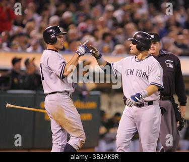 18. August 2009: Johnny Damon #18 gratuliert dem rechten Feldspieler Nick Swisher #33 beim Spiel zwischen den Oakland Athletics und den New York Yankees im Oakland-Alameda County Coliseum in Oakland Kalifornien. Die A ist verloren an die Yankees 7-2. Jeff Trouette/ Cal Sport Media (Bild: © Jeff Trouette/Cal Sport Media/ZUMA Press) Stockfoto