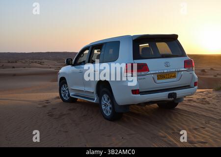 RUB Al Khali Wüste, Sultanat Oman - 5. April 2025: Geländewagen-Dünenfahrt in der Wüste Wahiba Sands bei Sonnenuntergang, Arabische Halbinsel Stockfoto
