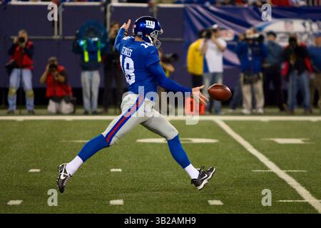 8. November 2009: Jeff Feagles (18) mit dem Punt-Versuch zwischen den San Diego Chargers und den New York Giants im Giants Stadium in East Rutherford, New Jersey. The Chargers Beat the Giants, 21.-20. (Bild: © Chris Szagola/Cal Sport Media/ZUMApress.com) Stockfoto