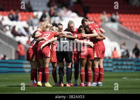 St Helens, Großbritannien. April 2025. Liverpool FC gegen Tottenham FC Barclays Womens Super League Totally Wicked Stadium. St Helens ENGLAND - 27. April 2025 /Liverpool Team-Zusammenstoß während des Barclays Womens Super League-Spiels zwischen Liverpool FC und Spurs FC im Totally Wicked Stadium. Am 27. April 2025 in St. Helens.England Stockfoto