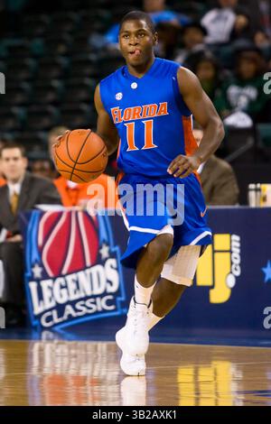 28. November 2009 - Atlantic City, New Jersey, Vereinigte Staaten von Amerika - 28. November 2008: Florida Gators beschützen Erving Walker (11) mit dem Ball während des Meisterschaftsspiels der Legends Classic zwischen den Rutgers Scarlet Knights und den Florida Gators in der Boardwalk Hall in Atlantic City, New Jersey. (Bild: © Chris Szagola/Cal Sport Media/ZUMApress.com) Stockfoto