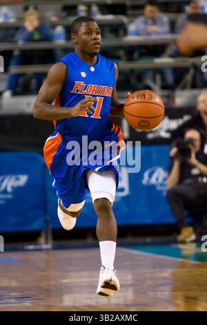 28. November 2009 - Atlantic City, New Jersey, Vereinigte Staaten von Amerika - 28. November 2008: Florida Gators Guard Erving Walker (11) bringt den Ball während des Meisterschaftsspiels der Legends Classic zwischen den Rutgers Scarlet Knights und den Florida Gators in der Boardwalk Hall in Atlantic City, New Jersey. (Bild: © Chris Szagola/Cal Sport Media/ZUMApress.com) Stockfoto