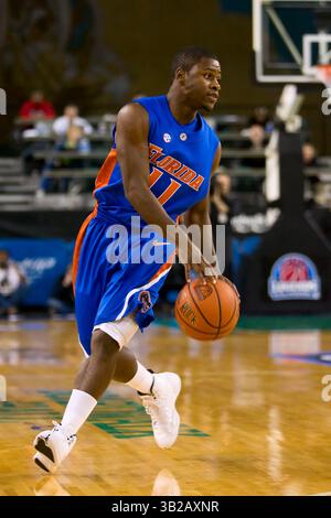 28. November 2009 - Atlantic City, New Jersey, Vereinigte Staaten von Amerika - 28. November 2008: Florida Gators beschützen Erving Walker (11) mit dem Ball während des Meisterschaftsspiels der Legends Classic zwischen den Rutgers Scarlet Knights und den Florida Gators in der Boardwalk Hall in Atlantic City, New Jersey. (Bild: © Chris Szagola/Cal Sport Media/ZUMApress.com) Stockfoto