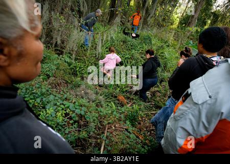 28. November 2009 - Tampa, FL, USA - EDMUND D. FOUNTAIN | Times .TP 315317 FOUN MISSING 4.(11/28/2009 Valrico)Freiwillige und Sheriffs des Hillsborough County setzten ihre Suche nach dem zweijährigen Luis Martinez Samstagmorgen in Valrico in den Sümpfen und Unterdivisionen fort, in denen er lebte. Martinez verschwand am Freitagnachmittag und wurde zuletzt beim Spielen in einem Nachbarhof in der Silver Lane in Valrico gesehen. Etwa 200 Freiwillige waren am Samstag um 11:20 Uhr zur Hilfe gekommen. [EDMUND D. FOUNTAIN, Times] (Bild: © St. Petersburg Times/ZUMApress.com) Stockfoto