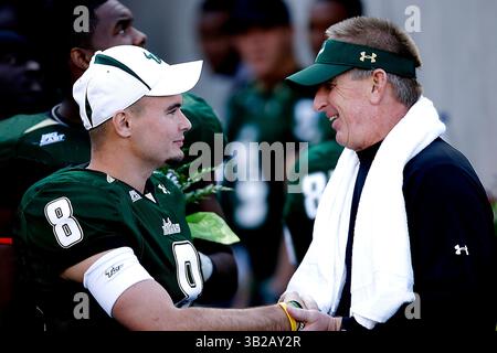 NOVEMBER 2009 - TAMPA, FL, USA - WILLIE J. ALLEN JR. | Times .TP 312214 ALLE BULLS.(11/28/2009 Tampa) Bulls verletzt Quarterback Matt Grothe (8) hat einen Moment mit Cheftrainer Jim Leavitt, bevor er als einer der Senioren bekannt gegeben wird, die ihr letztes Spiel vor dem Spiel der University of Miami spielen. ..Beschreibung Spiel der University of Miami Hurricanes und der University of South Florida Bulls Samstag, 28. November 2009 im Raymond James Stadium, Fla. [WILLIE J. ALLEN JR., Times] (Bild: © St. Petersburg Times/ZUMApress.com) Stockfoto