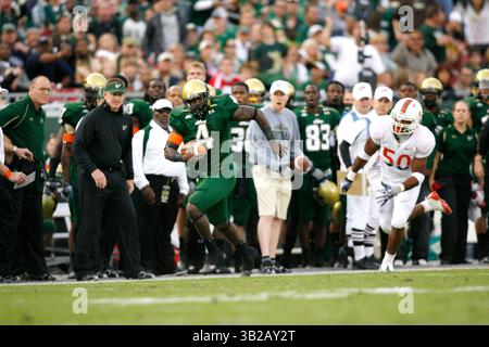 NOVEMBER 2009 - TAMPA, FL, USA - WILLIE J. ALLEN JR. | Times .TP 312214 ALLE BULLS.(11/28/2009 Tampa) Bulls Running Back Mike Ford (4) Nehmen Sie den Ball in die Seitenlinie für ein langes Spiel im zweiten Quartal des Spiels...Beschreibung University of Miami Hurricanes und University of South Florida Bulls Spiel Samstag, 28. November 2009 im Raymond James Stadium, Fla. [WILLIE J. ALLEN JR., Times] (Credit Image: © St. Petersburg Times/ZUMApress.com) Stockfoto
