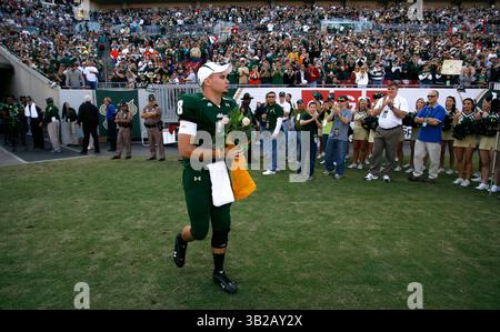 NOVEMBER 2009 - TAMPA, FL, USA - WILLIE J. ALLEN JR. | Times .TP 312214 ALLE BULLS.(11/28/2009 Tampa) Bulls verletzte Quarterback Matt Grothe (8) holt das Feld zum letzten Mal vor dem heutigen Spiel gegen die University of Miami zu einem großen Ovations der Menge. ..Beschreibung Spiel der University of Miami Hurricanes und der University of South Florida Bulls Samstag, 28. November 2009 im Raymond James Stadium, Fla. [WILLIE J. ALLEN JR., Times] (Bild: © St. Petersburg Times/ZUMApress.com) Stockfoto