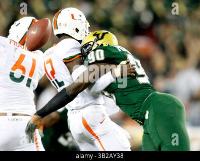 NOVEMBER 2009 - TAMPA, FL, USA - WILLIE J. ALLEN JR. | Times .TP 312214 ALLE BULLS.(11/28/2009 Tampa) Bulls Defensive End Jason Pierre-Paul (90) zwingt im dritten Quartal des Spiels einen Fumble gegen Miami Quarterback Jacory Harris (12). Miami hat den Fumble beim Spiel wieder gefunden. ..Beschreibung Spiel der University of Miami Hurricanes und der University of South Florida Bulls Samstag, 28. November 2009 im Raymond James Stadium, Fla. [WILLIE J. ALLEN JR., Times] (Bild: © St. Petersburg Times/ZUMApress.com) Stockfoto