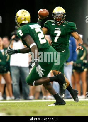 NOVEMBER 2009 - TAMPA, FL, USA - WILLIE J. ALLEN JR. | Times .TP 312214 ALLE BULLS.(11/28/2009 Tampa) Bulls Quarterback B.J. Daniels (7) wirft einen Pass an Carlton Mitchell (2) im zweiten Quartal des Spiels...Beschreibung University of Miami Hurricanes und University of South Florida Bulls Spiel Samstag, 28. November 2009 im Raymond James Stadium, Fla. [WILLIE J. ALLEN JR., Times] (Credit Image: © St. Petersburg Times/ZUMApress.com) Stockfoto