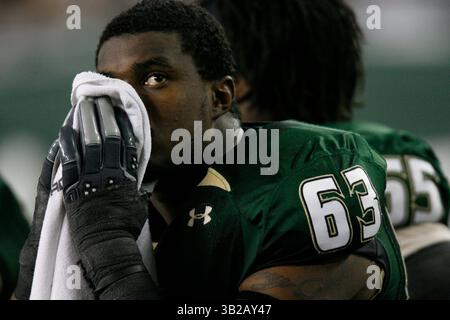 NOVEMBER 2009 - TAMPA, FL, USA - WILLIE J. ALLEN JR. | Times .TP 312214 ALLE BULLS.(11/28/2009 Tampa) Bulls Offensive Lineman Jamar Bass (63) blickt auf die Anzeigetafel, als die Bulls im vierten Quartal des Spiels gegen ihren Cross-State-Rivalen Miami Hurricanes schlagen...Beschreibung Spiel der University of Miami Hurricanes und der University of South Florida Bulls Samstag, 28. November 2009 im Raymond James Stadium, Fla. [WILLIE J. ALLEN jr., Times., Times] (Bild: © St. Petersburg) (Times) (Times) (Times) (Bild: © St. ZUMApress.com) Stockfoto