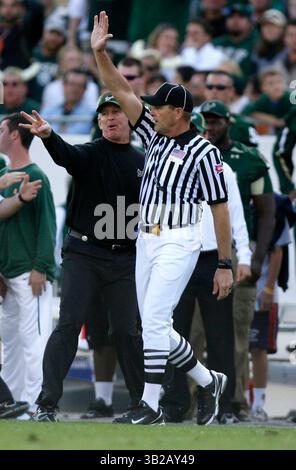 NOVEMBER 2009 - TAMPA, FL, USA - WILLIE J. ALLEN JR. | Times .TP 312214 ALLE BULLS.(11/28/2009 Tampa) Bulls-Cheftrainer Jim Leavitt spricht im ersten Quartal des Spiels einen Anruf mit dem Schiedsrichter...Beschreibung University of Miami Hurricanes und University of South Florida Bulls Spiel Samstag, 28. November 2009 im Raymond James Stadium, Fla. [WILLIE J. ALLEN JR., Times] (Credit Image: © St. Petersburg Times/ZUMApress.com) Stockfoto