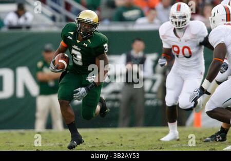 NOVEMBER 2009 - TAMPA, FL, USA - WILLIE J. ALLEN JR. | Times .TP 312214 ALLE BULLS.(11/28/2009 Tampa) Bulls Running Back Moise Plancher (3) lässt den Ball im ersten Quartal des Spiels zum ersten Mal herunterfahren...Beschreibung University of Miami Hurricanes und University of South Florida Bulls Spiel Samstag, 28. November 2009 im Raymond James Stadium, Fla. [WILLIE J. ALLEN JR., Times] (Credit Image: © St. Petersburg Times/ZUMApress.com) Stockfoto