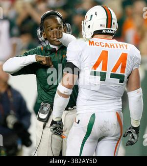 NOVEMBER 2009 - TAMPA, FL, USA - WILLIE J. ALLEN JR. | Times .TP 312214 ALLE BULLS.(11/28/2009 Tampa) Miami Hurricanes Head Football Coach Randy Shannon spricht mit seinem Linebacker Colin McCarthy (44) im vierten Quartal des Spiels...Beschreibung Spiel der University of Miami Hurricanes und der University of South Florida Bulls Samstag, 28. November 2009 im Raymond James Stadium, Fla. [WILLIE J. ALLEN JR., Times] (Credit Image: © St. Petersburg Times/ZUMApress.com) Stockfoto