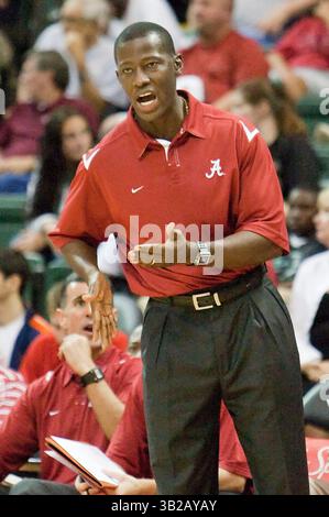 29. November 2009 - Lake Buena Vista, FL, USA - 27. November 2009: Alabama-Cheftrainer Anthony Grant während der Action beim Old Spice Classic zwischen Alabama Crimson Tide und Michigan Wolverines. Alabama besiegte #15 Michigan 68-66 im Disney Wide World of Sports Milk House in Lake Buena Vista, FL. (Bild: © Romeo Guzman/Cal Sport Media/ZUMApress.com) Stockfoto