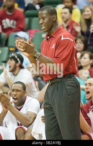 29. November 2009 - Lake Buena Vista, FL, USA - 27. November 2009: Alabama-Cheftrainer Anthony Grant während der Action beim Old Spice Classic zwischen Alabama Crimson Tide und Michigan Wolverines. Alabama besiegte #15 Michigan 68-66 im Disney Wide World of Sports Milk House in Lake Buena Vista, FL. (Bild: © Romeo Guzman/Cal Sport Media/ZUMApress.com) Stockfoto