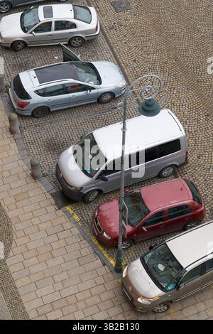 Öffentlicher Parkplatz mit Pkw im Stadtzentrum von Karlsbad in der Tschechischen Republik von oben gesehen Stockfoto