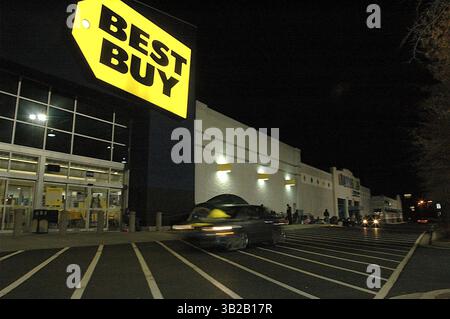 26. November 2009 - Douglasville, Georgia, USA - kein Anzeichen für eine wirtschaftliche Verlangsamung in Douglasville, einem Vorort etwa 40 km westlich von Atlanta, da die Käufer in den tiefen 40er Jahren auf die Eröffnung der Einzelhändler am Black Friday warteten. Hunderte standen am Donnerstag, den 26. November 2009 in Schlange, darunter ein Trio, das am Mittwochabend ein Zelt aufstellte. Zu den heißen Frühbucherartikeln gehörten Flachbildschirme, Laptops und Geräte. (Bild: © Timothy L. Hale/ZUMA Press) Stockfoto